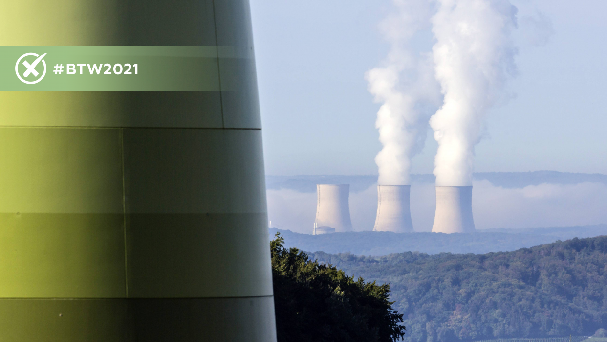 Bild: Windrad im Vordergrund - Kohlekraftwerk im Hintergrund