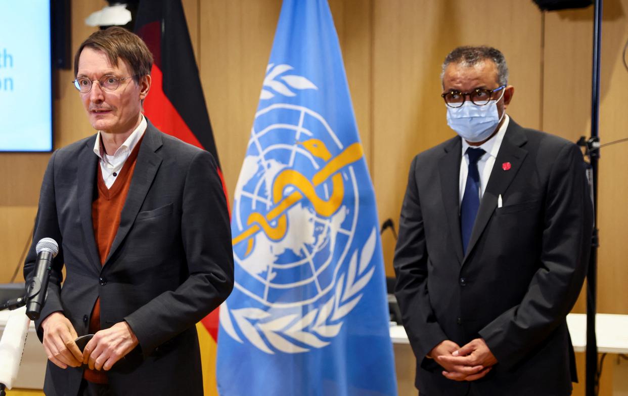 Karl Lauterbach in front of WHO flag