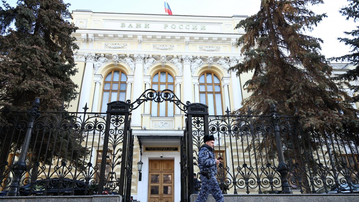 Russian Central Bank with police officer