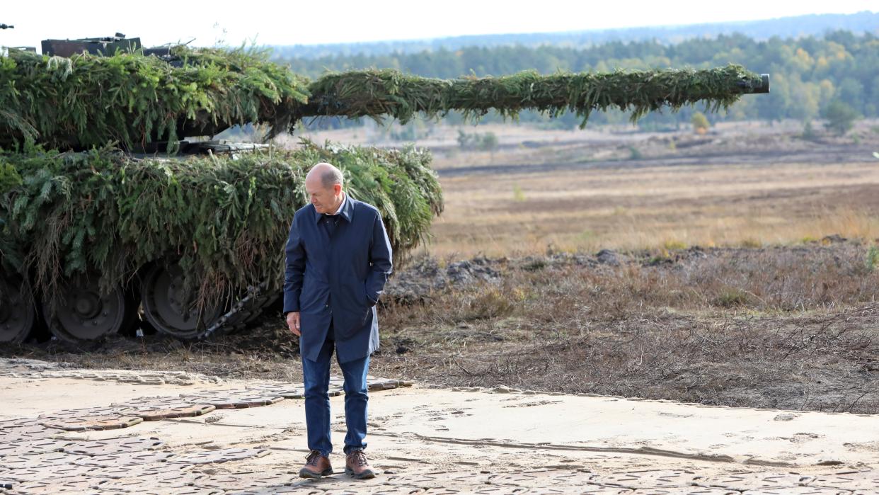 Federal Chancellor Olaf Scholz near a German tank