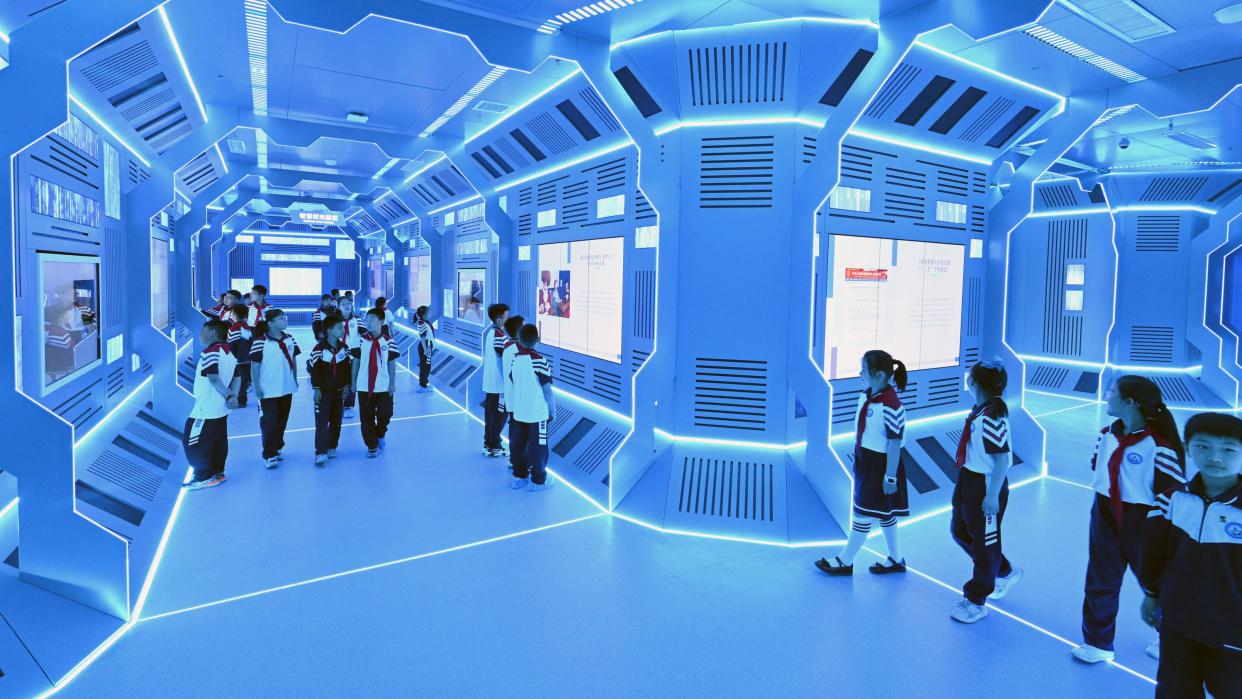 Primary school students visit artificial Intelligence education base in North China