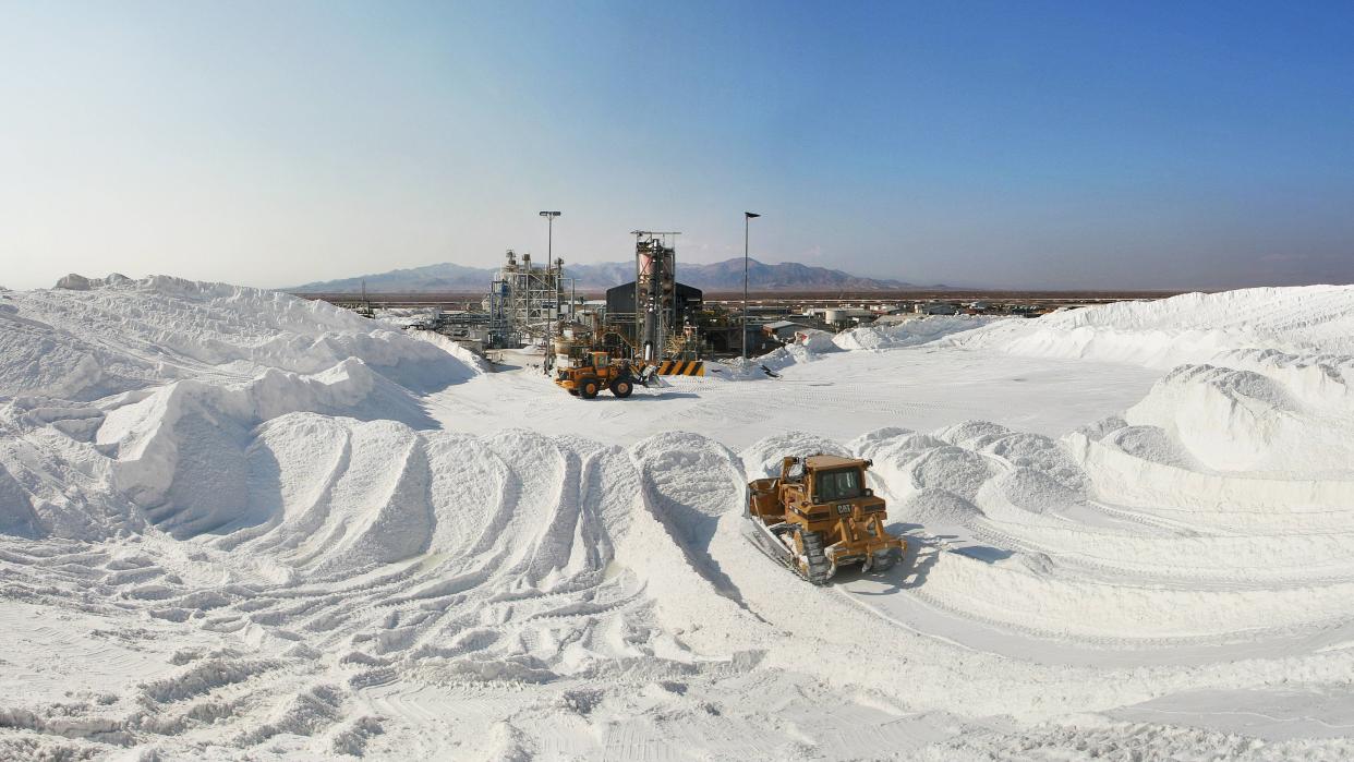 Bild: Track loaders arranging salt hills in the Salar of Atacama Oliver Llaneza Hesse