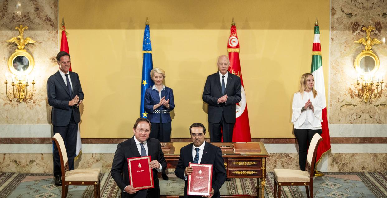 Der scheidende Ministerpräsident Mark Rutte, die Präsidentin der Europäischen Kommission Ursela Von der Leyen und die italienische Ministerpräsidentin Giorgia Meloni bei einem Treffen mit dem tunesischen Präsidenten Kais Saied. Während des Besuchs wird ein Migrationsabkommen zwischen der Europäischen Union und Tunesien erörtert.