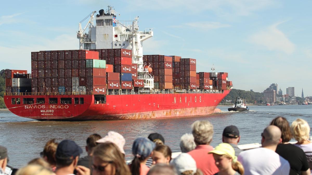 Das Containerschiff Navios Indigo vom Linienagent Yang Ming Shipping Europe GmbH fährt in den Hamburger Hafen hinein.