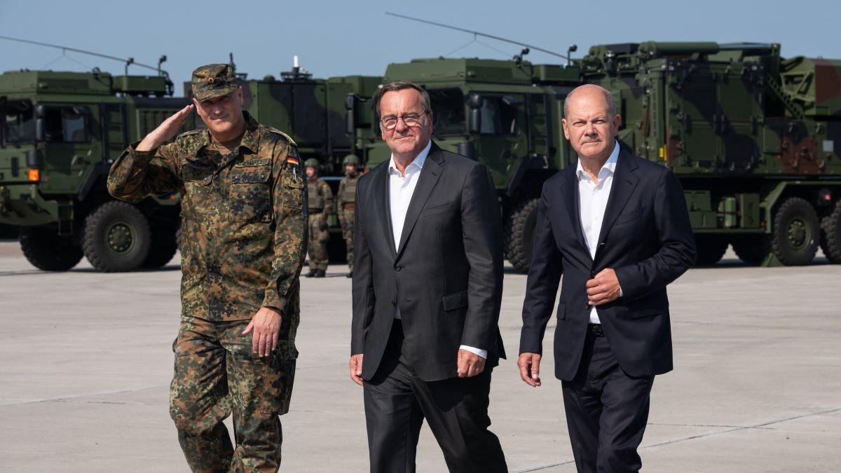 Besuch des Bundeskanzlers Olaf Scholz mit Verteidigungsminister Boris Pistorius bei der Flugabwehrraketengruppe in Todendorf