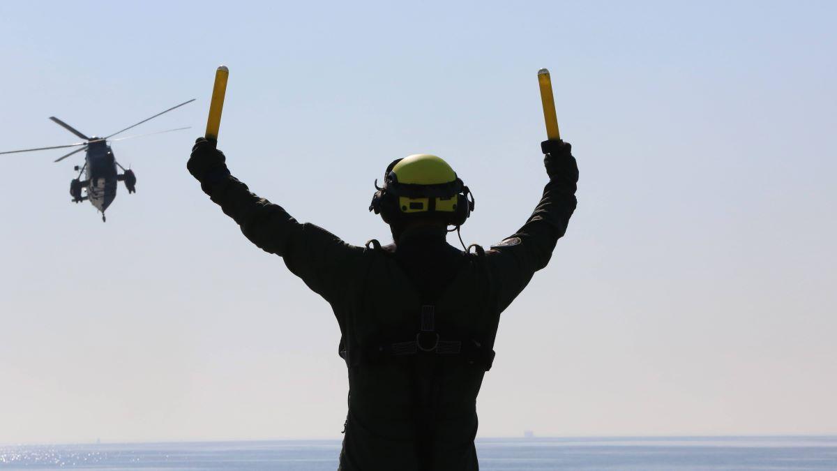 Ein Hubschrauber vom Typ MK41 Sea King nimmt am Montag (05.06.2023) auf der Ostsee vor dem Ostseebad Warnemünde Kurs auf die Fregatte Mecklenburg-Vorpommern