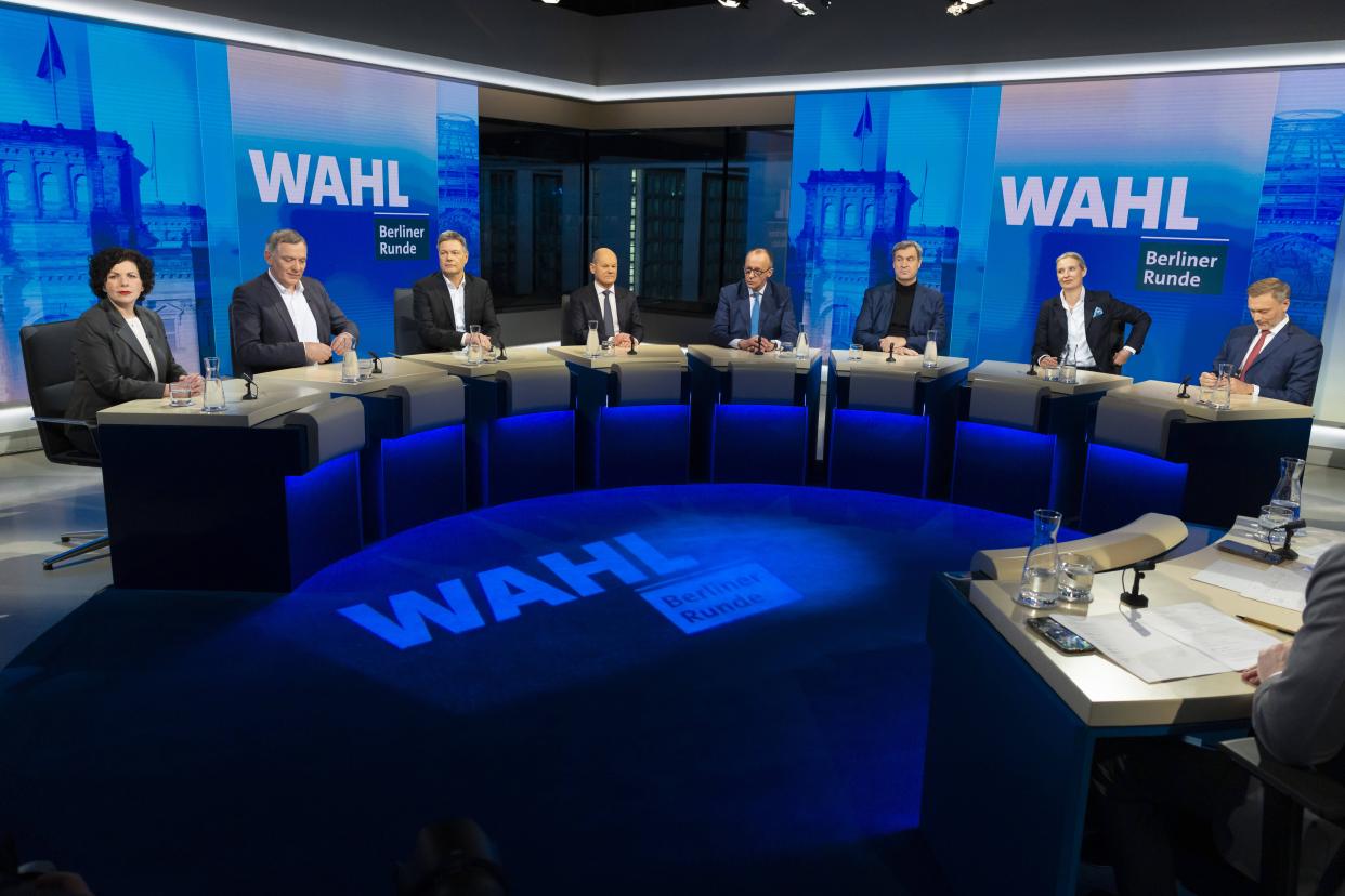 Berliner Runde. Amira Mohamed Ali, Vorsitzende der Partei Buendnis Sahra Wagenknecht, Jan van Aken, Parteivorsitzender von DIE LINKE, Robert Habeck, Co-Vorsitzender von Buendnis 90 Die Gruenen, Olaf Scholz (SPD), Bundeskanzler, Friedrich Merz, CDU-Parteivorsitzender und Kanzlerkandidat, Markus Soeder, Ministerpraesident von Bayern, Alice Weidel, Bundesvorsitzende der AfD (Alternative fuer Deutschland), Christian Lindner, Bundesvorsitzender der FDP