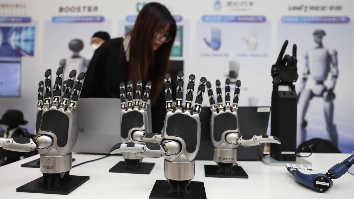 Intelligent mechanic hands on display at 2025 GAI+ Conference November 16, 2025 in Beijing, China