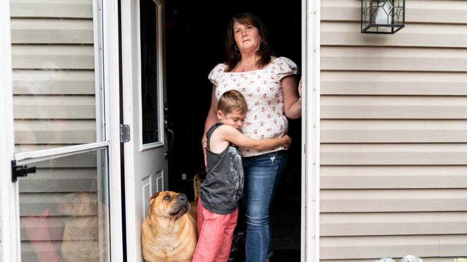 Bild: Eine Mitter steht mit ihrem Sohn in der Tür ihres Hauses in den USA