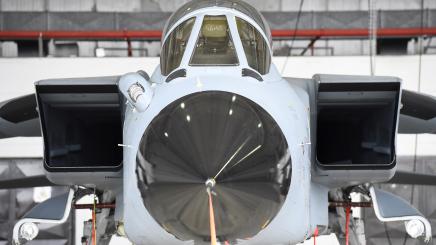 Ein deutscher Tornadojet ist am Boden des Luftwaffenstützpunktes in Incirlik zu sehen.