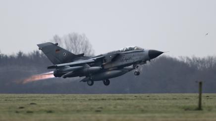 Ein Tornado-Jet der deutschen Luftwaffe startet vom Luftwaffenstützpunkt der Bundeswehr in Jagel, Norddeutschland.