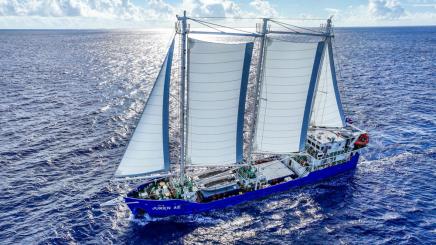 Bild: Liftaufnahme des Segelfrachters SV JUREN AE