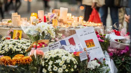 Bild: Blumen und Kerzen vor der Basilica de Notre Dame in Nizza