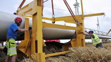 Arbeiter und Windturbinen