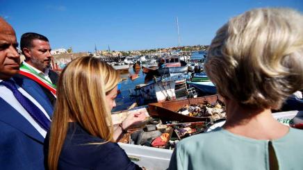 Bild:  Giorgia Meloni und von der Leyen im Gespräch auf Lampedusa