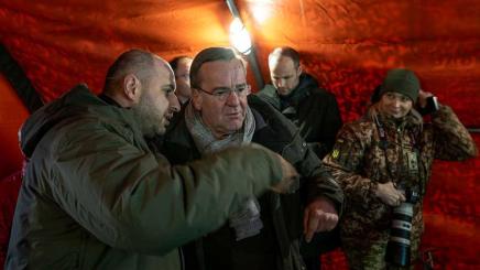 Bild:Verteidigungsminister Boris Pistorius mit seinem ukrainischen Amtskollegen Rustem Umerow in einem Ausbildungszentrum in der Nähe von Kiew, November 2023.