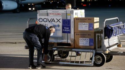 Bild: Eine Covax-Lieferung in Kosovo
