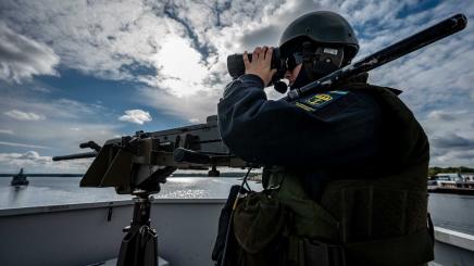 Bild: Ein Marinesoldat der Schwedischen Streitkräfte bei einer Übung