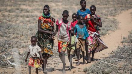 Bild: Menschen in Kenia laufen durch vertrocknete Landschaften