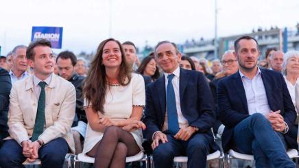Bild: Sarah Knafo und Éric Zemmour bei einer Wahlkampfveranstaltung für Parteikollegin Marion Maréchal im Juni 2024 in Nizza