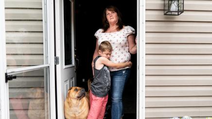 Bild: Eine Mitter steht mit ihrem Sohn in der Tür ihres Hauses in den USA