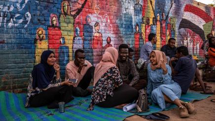 Bild: Junge Menschen in Khartum