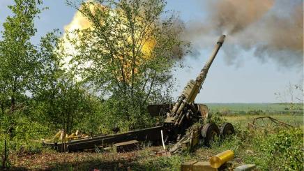 Bild: Feuerndes russisches Geschütz in der Ukraine