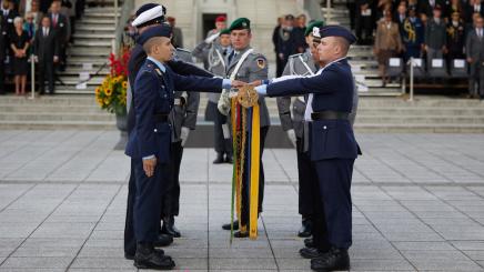 Bild: Junge Rekrut*innen legen beim Gelöbnis eine Hand auf die Waffe