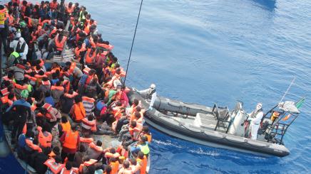 Bild: Ein Flüchtlingsboot wird bei einem Rettungseinsatz aufgenommen.