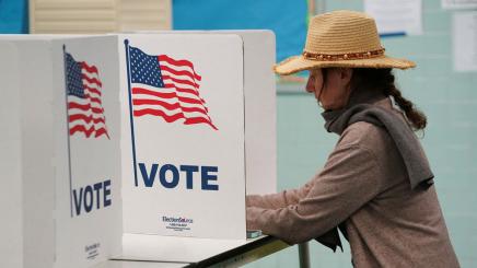 Bild: Eine US-Amerikanerin während der Stimmabgabe in der Wahlkabine