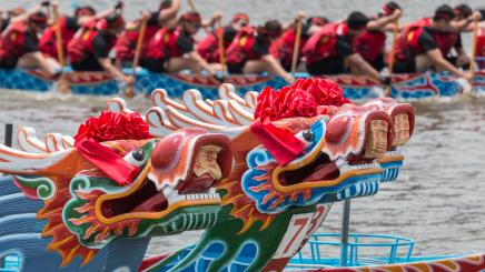 Bild: Chinesische Drachenköfe schmücken den Bug eines Bootes