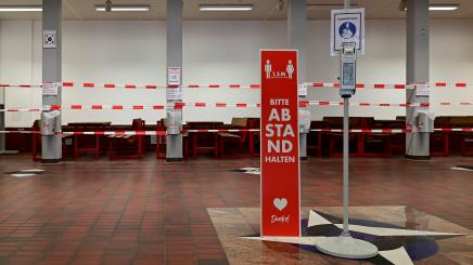 Infektionsschutz-Hygeneauflagen-Corona-Abstandsregelung_imago_Ralph_Lueger