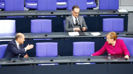 Bundeskanzlerin Angela Merkel, Finanzminister Olaf Scholz und Außenminister Heiko Maas nehmen am 23. April 2020 in Berlin in Corona-Zeiten an einer Sitzung im Bundestag teil.