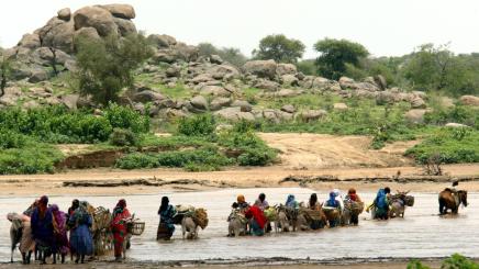 Image: Chadian women wade across a wadi near Mourra