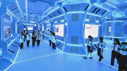 Primary school students visit artificial Intelligence education base in North China