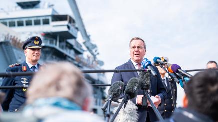 Boris Pistorius in Wilhelmshafen/Fregatte Baden-Württemberg