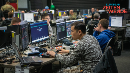 Bundeswehr-Soldat sitzt vor Bildschirmen