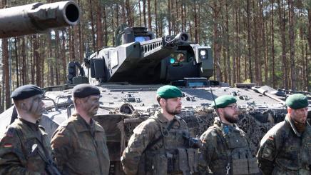Soldaten vor einem Schützenpanzer Puma