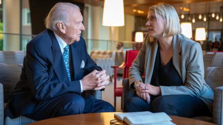 Prof. Karl Kaiser und Cathryn Clüver Ashbrook im Gespräch