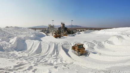 Bild: Track loaders arranging salt hills in the Salar of Atacama Oliver Llaneza Hesse