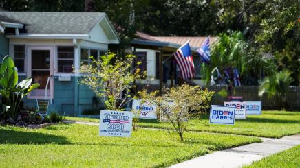 Photo of neighboring houses in the USA with competing Biden and Trunp signs