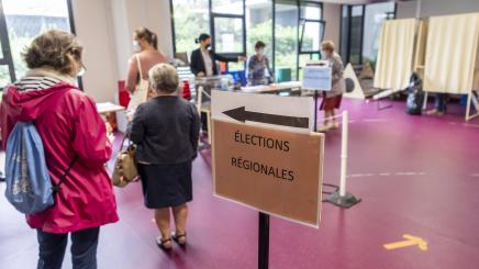 Wählerinnen in einem Wahllokal während der zweiten Runde der Regionalwahlen in Frankreich am 27. Juni 2021.