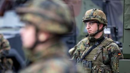 Bundeswehrsoldaten des Logistikjbataillons 172 stehen vor Einsatzfahrzeugen vor einem Besuch der neuen Bundesverteidigungsministerium Christine Lambrecht in Beelitz, 14.12.2021.