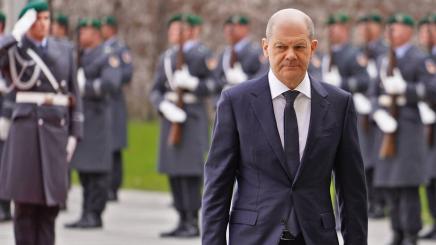 Olaf Scholz bei Empfang im Kanzleramt in Berlin mit militärischen Ehren