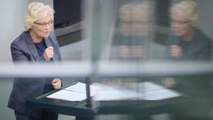 Plenarsitzung im Bundestag in Berlin Christine Lambrecht (Bundesministerin der Verteidigung, SPD) während der Debatte zur Grundgesetzänderung für ein Sondervermögen Bundeswehr im Rahmen der Sitzung des Deutschen Bundestags am 27.04.2022 in Berlin.