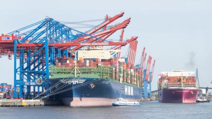 Photo von einem Schiff, der auf der Elbe in den Hamburger Hafen einläuft