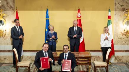 Der scheidende Ministerpräsident Mark Rutte, die Präsidentin der Europäischen Kommission Ursela Von der Leyen und die italienische Ministerpräsidentin Giorgia Meloni bei einem Treffen mit dem tunesischen Präsidenten Kais Saied. Während des Besuchs wird ein Migrationsabkommen zwischen der Europäischen Union und Tunesien erörtert.