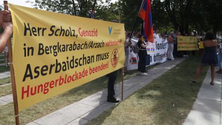 Protest vor dem Bundeskanzleramt gegen die Situation in Armenien, Aug 23