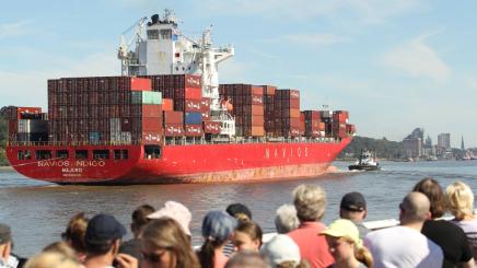 Das Containerschiff Navios Indigo vom Linienagent Yang Ming Shipping Europe GmbH fährt in den Hamburger Hafen hinein.