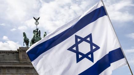 Israelische Flagge vor dem Brandenburger Tor bei Kundgebung am 08.10.2023